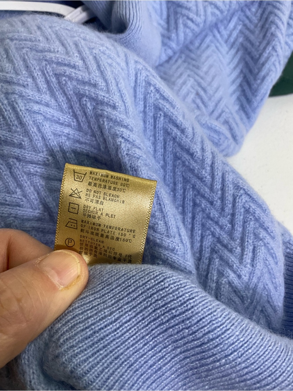 100% CASHMERE ZIGZAG BUTTON SWEATER - Light Blue - Picture 8 of 8